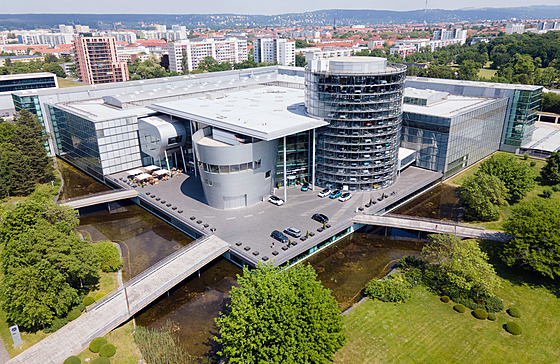 Podnik Gläserne Manufaktur koncernu Volkswagen v Drá��anech.
