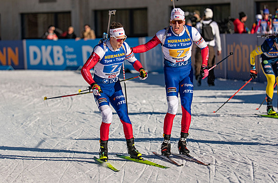 Joná� Mare�ek p�edává �tafetu Mikulá�i Karlíkovi.