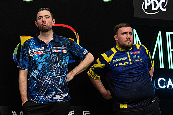 Luke Humphries a Luke Littler �ekají na vyhlá�ení po finále Grand Slamu.