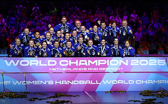 Norské házenká�ky pózují se zlatými medailemi z mistrovství sv�ta.