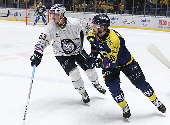 Kolínský Jaroslav Vlach a Pavel Sedlá�ek ze Zlína se ohlí�í za kotou�em.