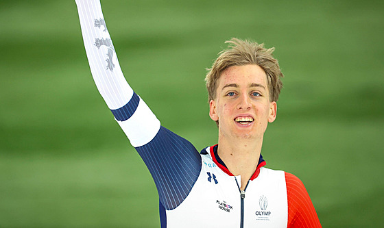 Metod�j Jílek zdraví fanou�ky po triumfu v závod� na 5 000 metr� v Hamaru.