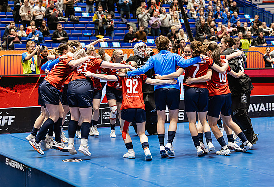 Radost �eských florbalistek v po triumfu v semifinále MS.