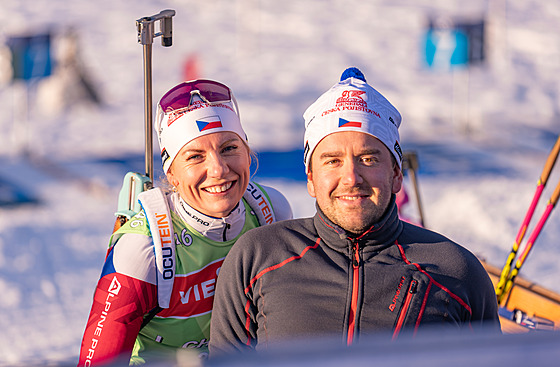 Lucie Charvátová a Luká� Dostál p�i tréninku v Hochfilzenu.
