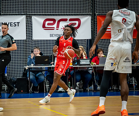 Robert Bonham vymý�lí úto�nou akci Pardubic proti Nymburku.