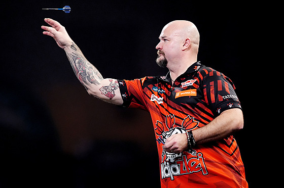 Karel Sedlá�ek odhazuje �ipku v prvním kole mistrovství sv�ta.