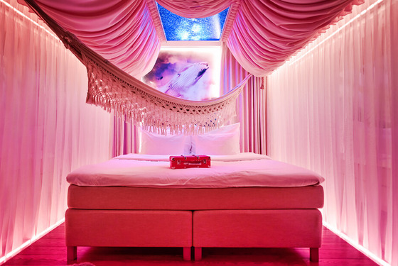 Hv�zdné nebe nad pohodlnou postelí dokresluje kouzelnou atmosféru.