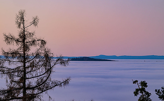 Pohled na Roklan, který i na vzdálenost 80 kilometr� dob�e poznáte podle...