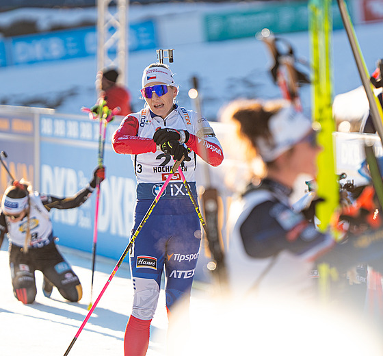 Lucie Charvátová v cíli stíhacího závodu v Hochfilzenu.