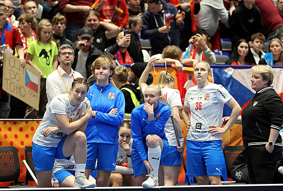 Smutek na st�ída�ce �eských florbalistek po prohraném finále na mistrovství...