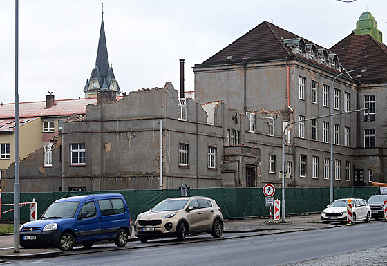 V Karlových Varech za�ala demolice �ásti historické budovy st�ední keramické...