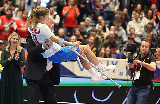 Zran�ná kapitánka �eského týmu Michaela Kube�ková si jde na podium pro medaili...