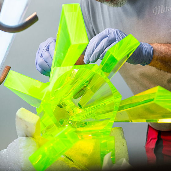 �Po utavení skloviny je uranové sklo zcela zdravotn� bezpe�né, jak pro sklá�e...