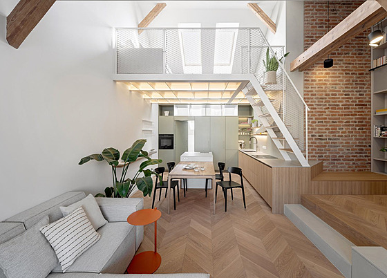 P�i navrhování interiéru si architekti museli poradit s limity danými krovem,...