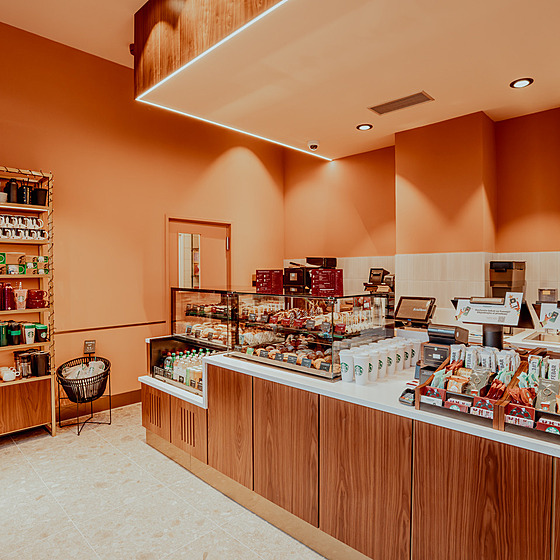 Starbucks spou�tí novou pra�skou pobo�ku