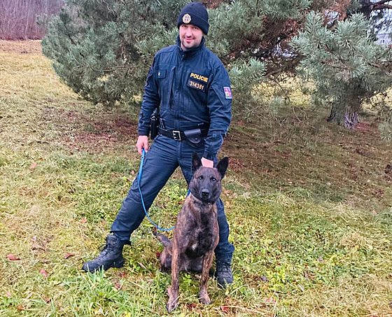 Policejní psovod Filip Novák s holandským ov�ákem Ludvíkem (prosinec 2025)