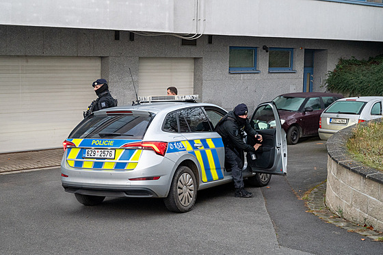 Ozbrojená eskorta p�ivezla mu�e obvin�ného z únosu chlapce v Halenkovicích....