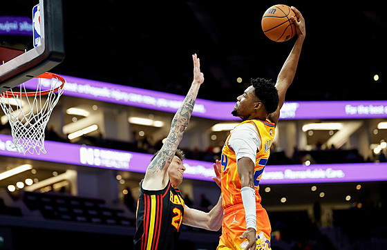 Brandon Miller z Charlotte Hornets razantn� sme�uje proti Atlanta Hawks, Vít...