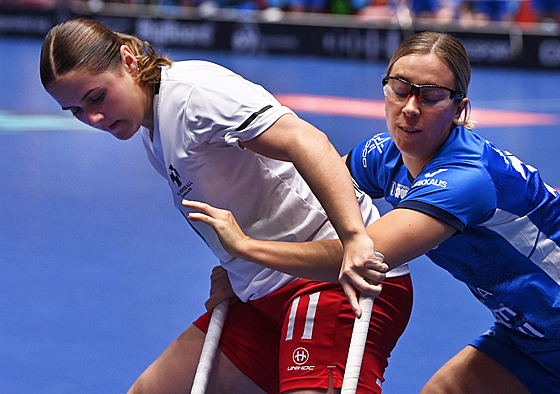 Smilla Hundevadtová (vlevo) z Dánska a Jasmiina Järvinenová z Finska v souboji...