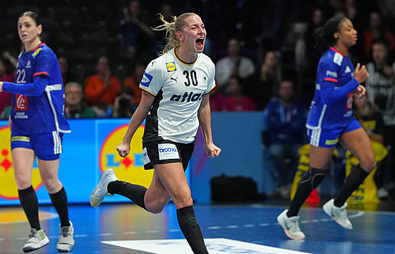 Jenny Behrendová z N�mecka se raduje v zápase s Francií.