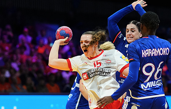 Sofie Bardrum-Larsenová z Dánska st�ílí na francouzskou bránu, brání Fatou...