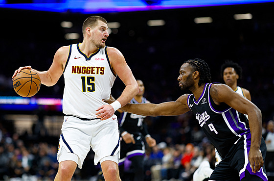 Denverský lídr Nikola Joki� vymý�lí, jak se prosmýkne kolem Preciouse Achiuwy...