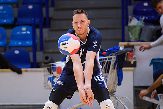 Volejbalista Adam Barto� ve zlínském dresu.