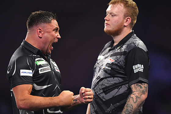 �ipka� Gerwyn Price (vlevo) slaví, na MS p�emohl Adama Gawlase.