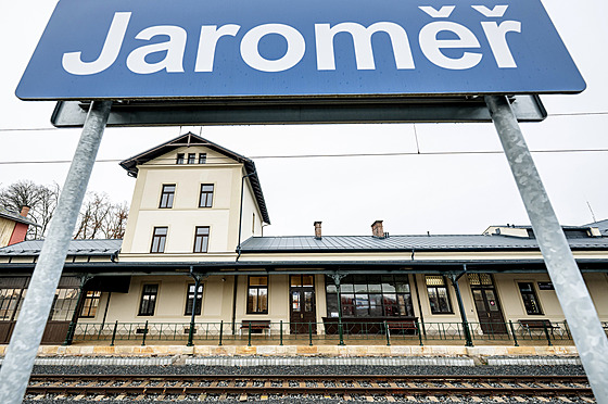 Památkov� chrán�ná budova �elezni�ního nádra�í v Jarom��i u� po oprav� slou�í....