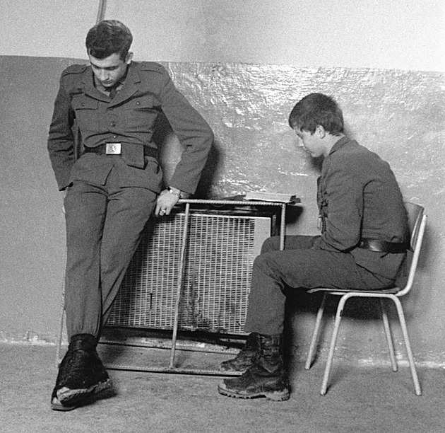 „Nejvíc se pilo v pondělí.“ Tchán vytáhl staré fotky z vojny a já nestačil zírat