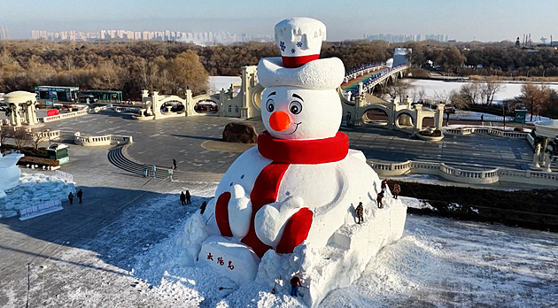 Jako šestipatrový dům nebo čtyři žirafy na sobě. Charbin má superobřího sněhuláka