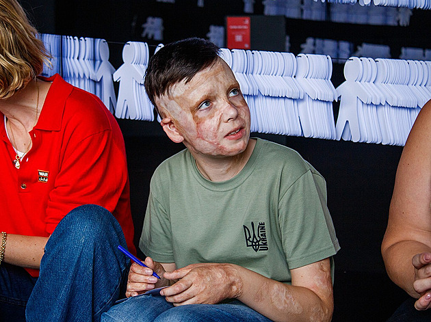 VIDEO: Sál plný emocí. Tlumočnice plakala, když chlapec z Ukrajiny líčil ztrátu matky