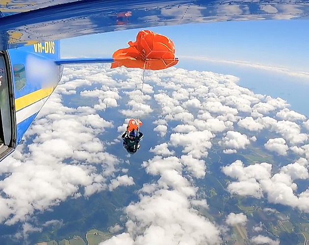 VIDEO: Drama ve vzduchu. Parašutistovi se zamotal padák do ocasu letadla