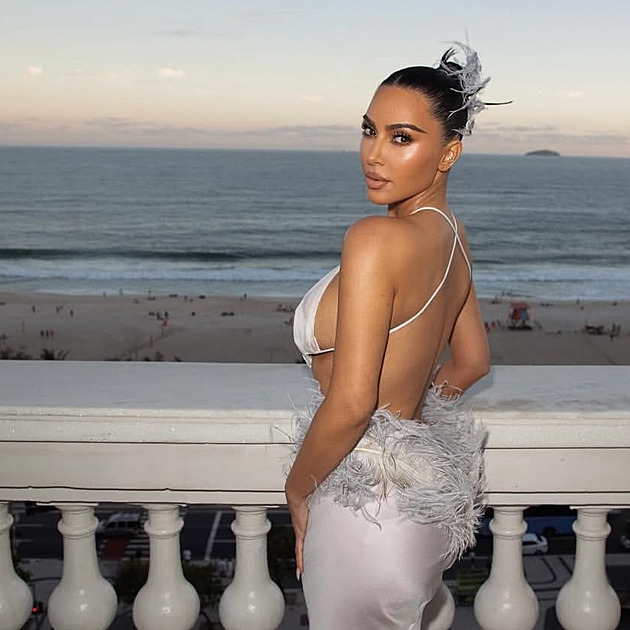 Tokijská jízda podle Hamiltona. Ve ferrari driftoval po boku Kim Kardashianové