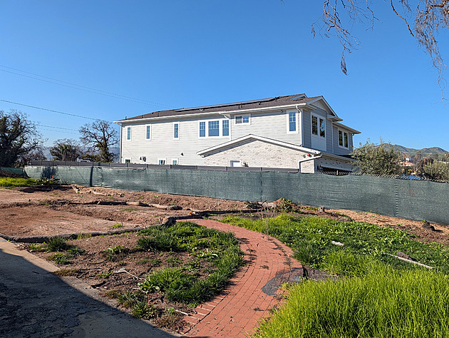 První dům po děsivých požárech v LA postavili s povolením za osm měsíců