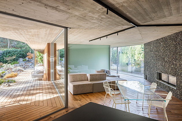 Dům u Piešťan díky prosklené posuvné fasádě otevřete jako krabičku sardinek