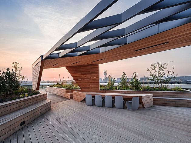 Roztyly Plaza: podívejte se do oceňované budovy se skvostnými terasami