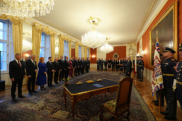 OBRAZEM: Vzkaz od Fialy a autobusem do Strakovky. Babišova vláda se ujala moci