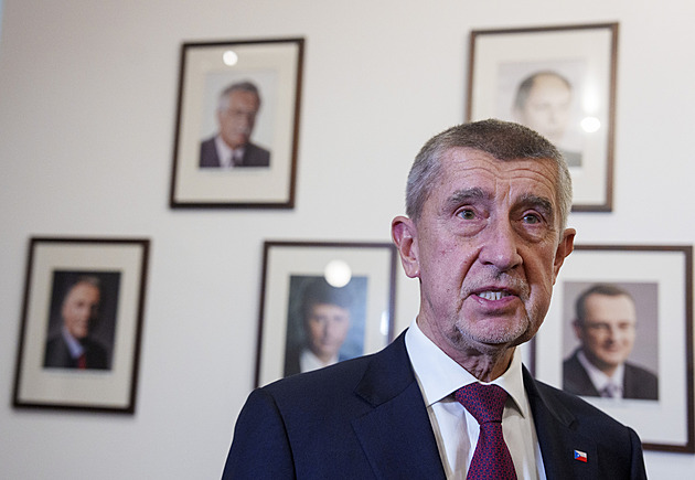 Babiš se zabydloval na vládě. S polámaným Jezulátkem i vúdú panenkou