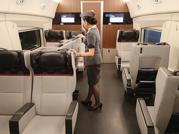 Místo průvodčích tu korzují uklízeči. V Asii jsme se svezli extra čistým rychlovlakem