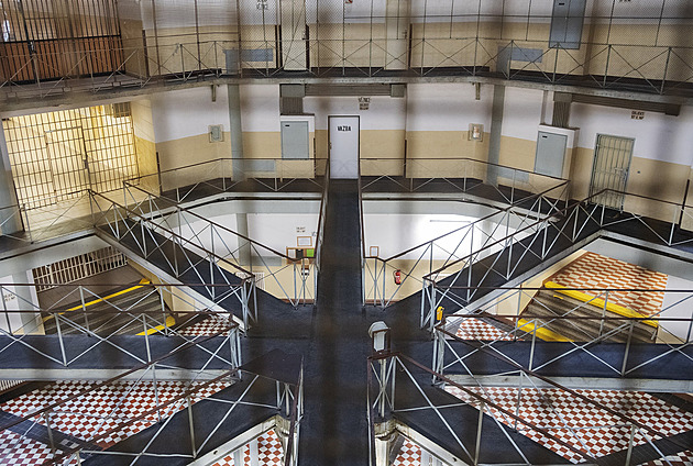 Češi chtějí přísnější tresty, ale nevěří, že by skutečně fungovaly. Vidí politici ten velký rozpor?