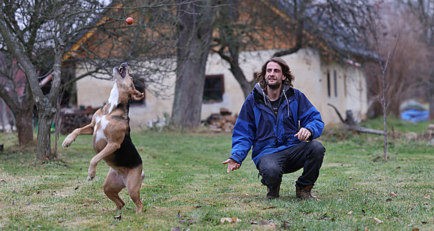 Voda mu vzala dům, klíště málem tělo. Po nemoci se vrací k práci stromolezce