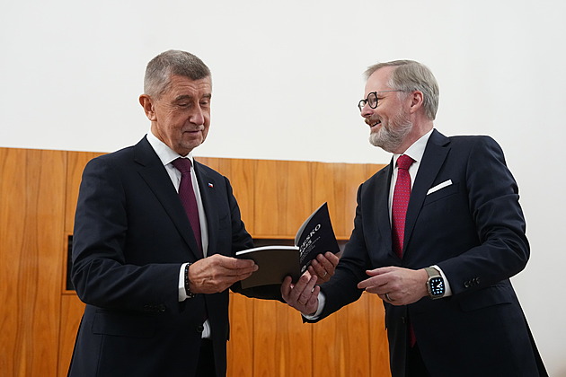 Jak se předávala moc. Stanjura nechtěl dát Schillerové kytku a další detaily