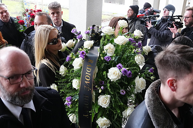 OBRAZEM: Děkující Mareš, dojatý Bouček. S Hezuckým se loučili moderátoři i herci