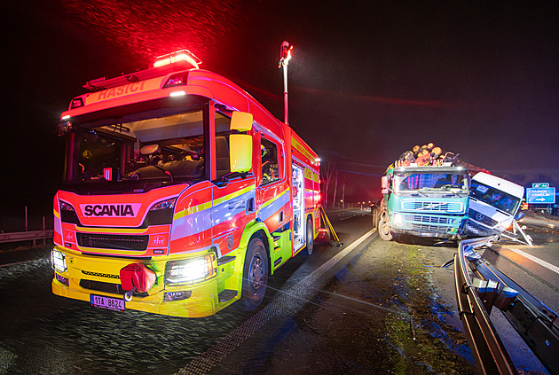 Tragickou hromadnou nehodu u Ostravy zavinil o třináct tun přetížený kamion