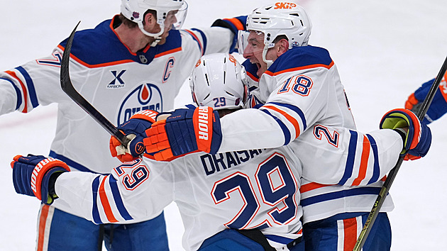 Prokouřil si cestu k milníku. Draisaitl slavil ve vtipném triku, které oblékl i McDavid