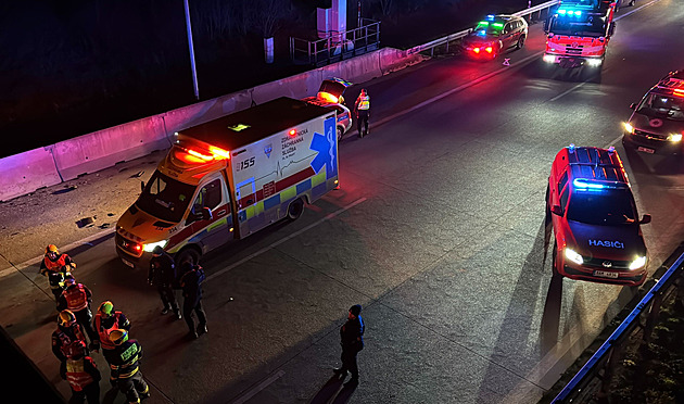 Pražský okruh uzavřela vážná nehoda. Řidiče dodávky museli vystříhat