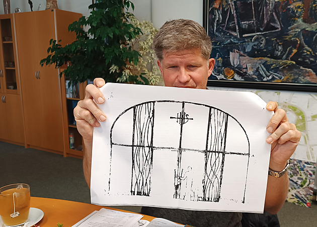 Pibyslavský fará Pavel Sandtner pedstavuje nárt nového vstupního portálu do...