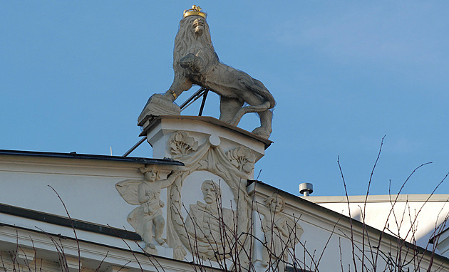 Štursův Lev už hotel Veliš na náměstí Republiky nestřeží. Byl nebezpečný pro okolí