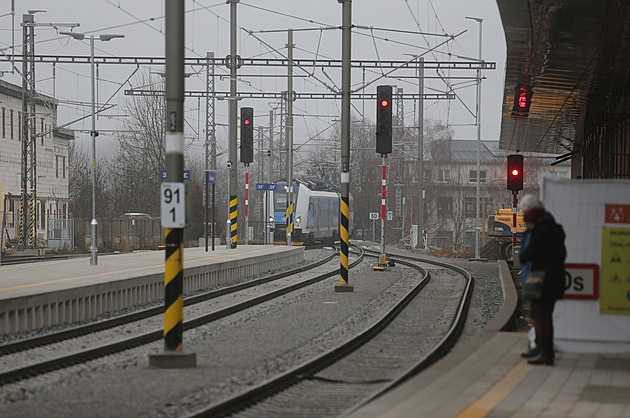 Na koridoru u Kolína srazil vlak člověka, část spojů jezdila odklonem